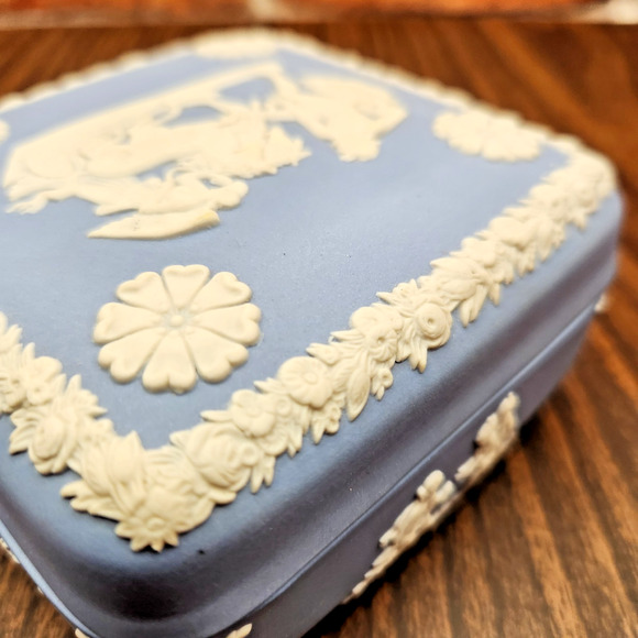 Wedgwood Jasperware Square Trinket Box – Ulysses & Chariot of Victory - Blue/Whi - Picture 6 of 8